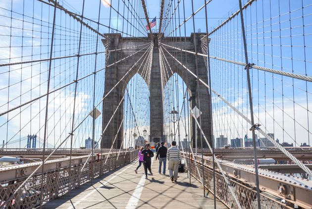 Wandel over de Brooklyn Bridge van Manhattan naar Brooklyn. Het is een van de iconen van de stad.