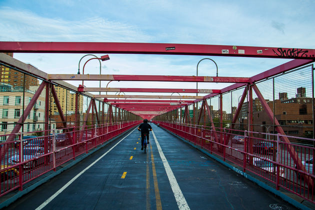Neem de Williamsburg Bridge om vanuit Manhattan in Brooklyn te komen