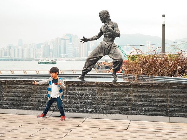 Aan de waterkant vind je de bekende Avenue of Stars met onder andere dit standbeeld van Bruce Lee.