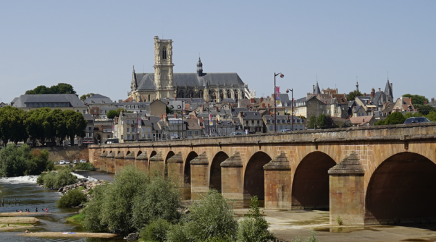 De brug over de Loire bij Nevers