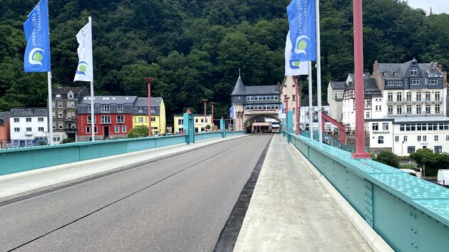 Over de brug met stadspoort bij Traben Trarbach. Ook hier gewoon even stoppen