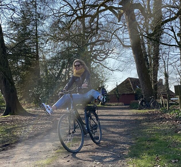 <em>Op een e-bike leg je die 53 kilometer met gemak in een paar uurtjes af.<\/em>