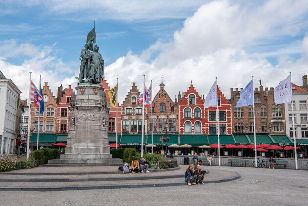 De Markt van Brugge is prachtig, met historische, gekleurde trapgevels
