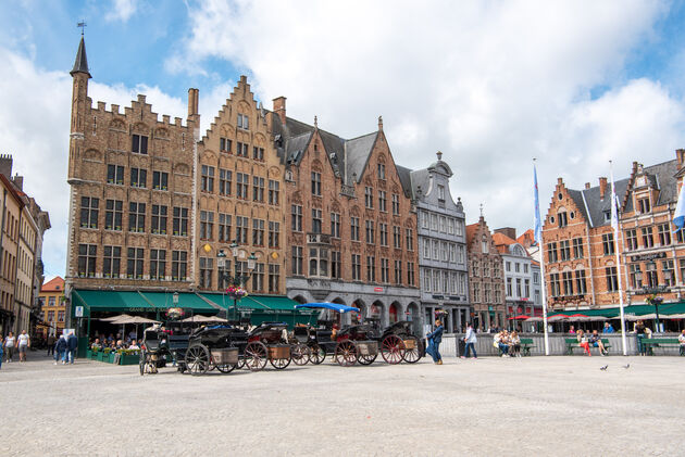 Of stap op de Markt in een paardenkoets voor een ritje door de stad