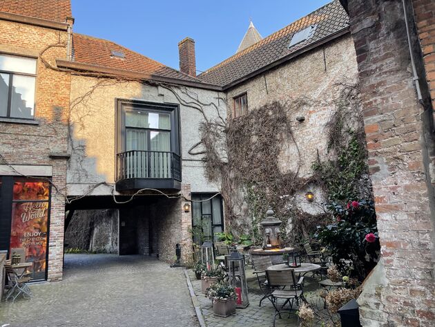 <em>In Brugge barst het van de mooie terrasjes en steegjes.<\/em>