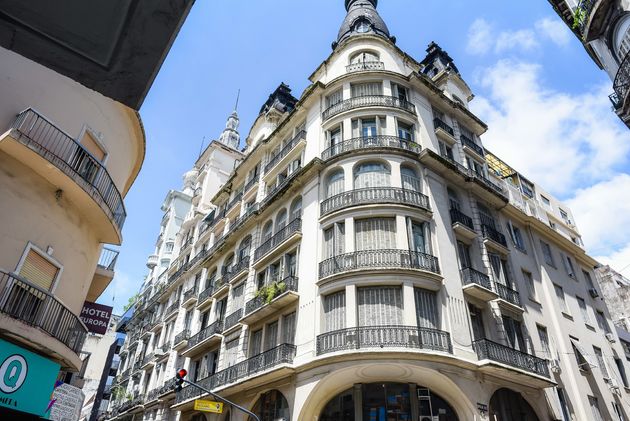 Typisch Franse balkons in de wijk Recoleta, alsof je in Parijs bent