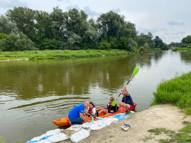 Kajakken op de Bug Rivier met links Wit-Rusland en rechts Polen