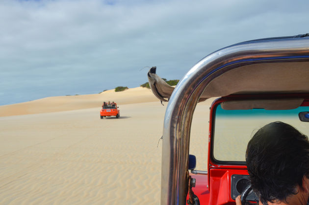 Een buggytour door de uitgestrekte zandduinen is een enorme aanrader