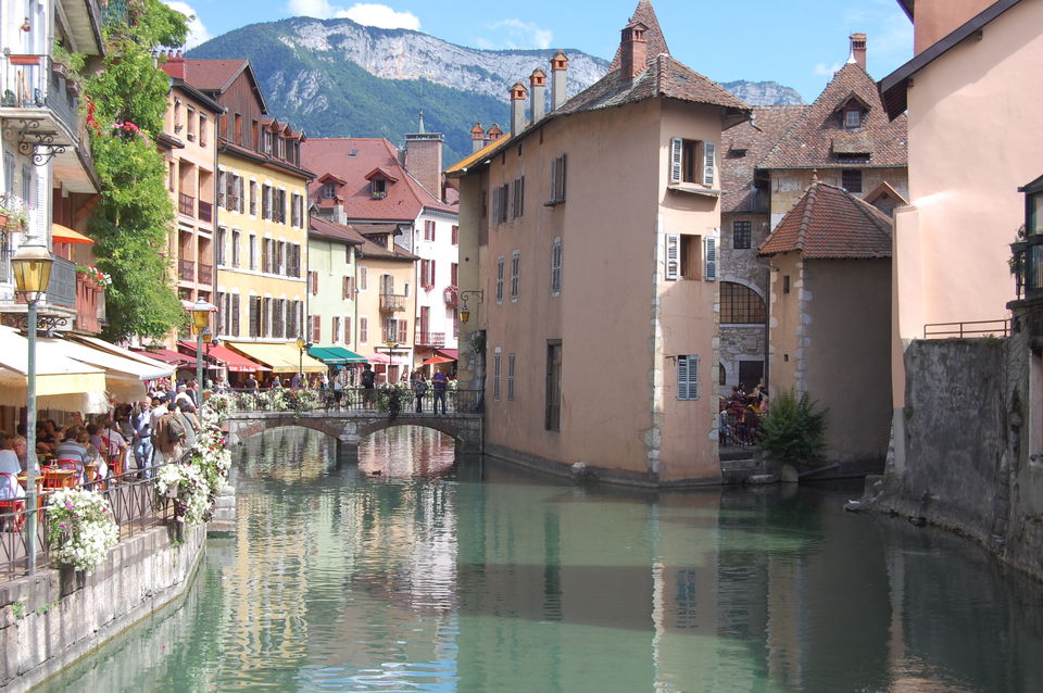 Annecy is niet alleen een mooie, maar ook een gezellige stad en zeker in de zomermaanden