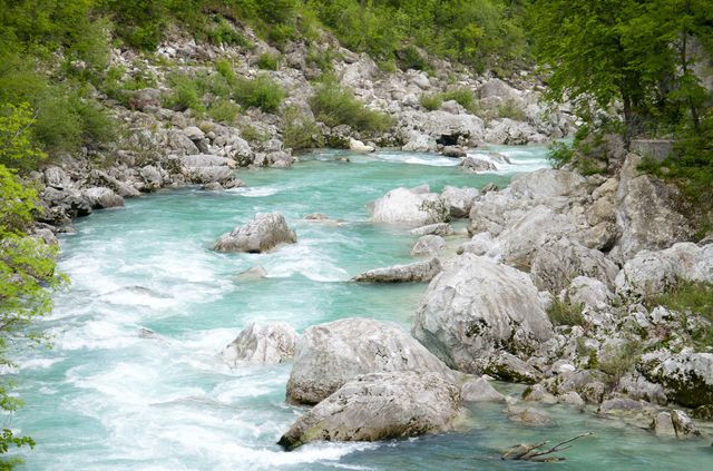 Prachtig blauw water in de So\u010da Rivier