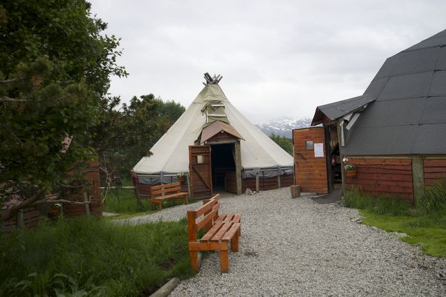 Houten tipis die veel overeenkomen met klassieke wigwams 