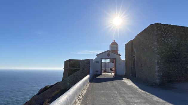 De vuurtoren bij Cabo de Sao Vicente ruim een uur voor zonsondergang