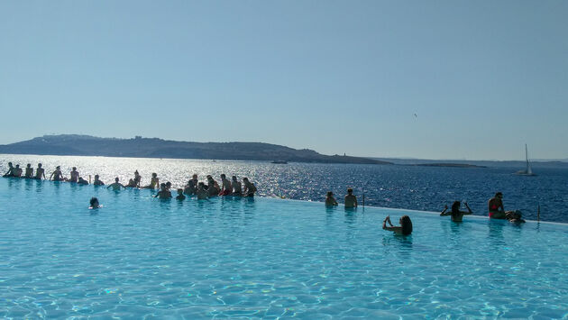 Vanuit de infinity pool van Caf\u00e9 del Mar in St. Julian`s heb je waanzinnig mooi uitzicht