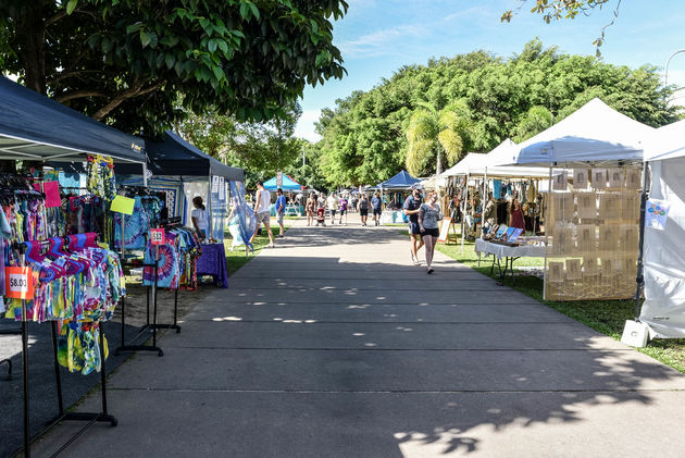 En in het weekend is het in het park naar het zwembad ook markt