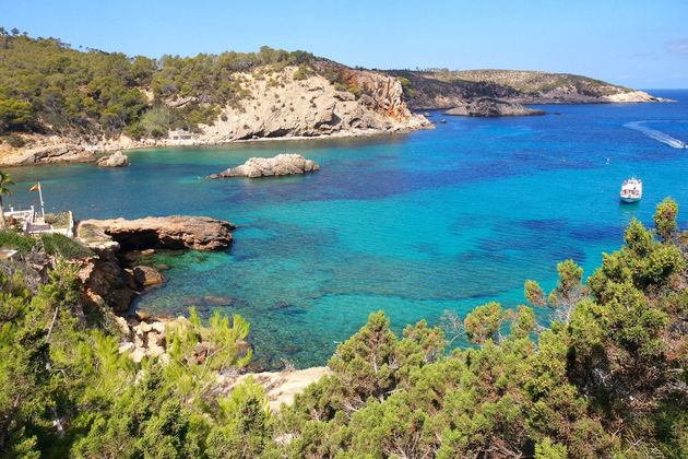 Uitzicht op de baai van het mooiste strand van Ibiza: Cala Xarraca