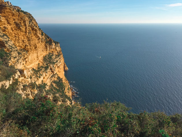 Aan de Franse zuidkust van je nationaal park Calanques, hoge rotsen tegen een helder blauwe zee