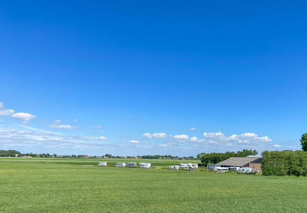 Een eenvoudige camperplaats bij de boer op het erf om te beginnen