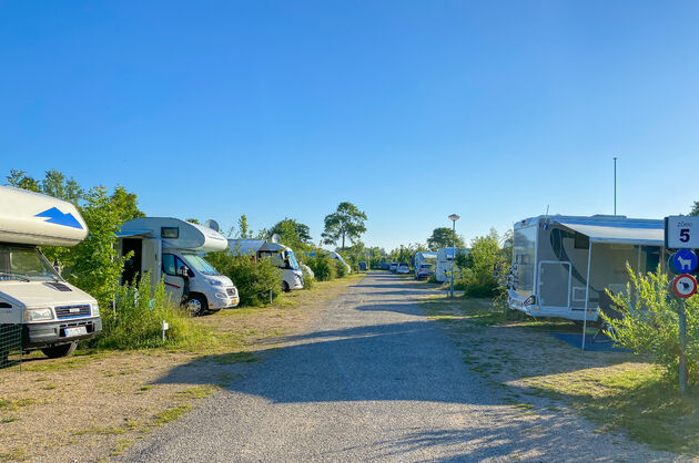 We starten onze trip op een redelijk eenvoudige camperplek in Groede