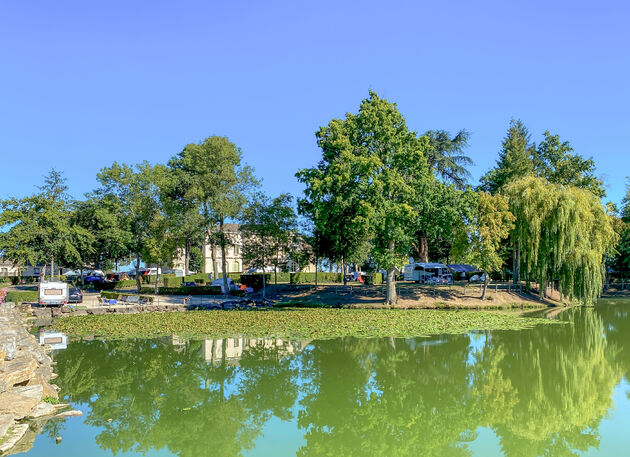 Er is ook een camping met prachtige ruime plekken aan het water