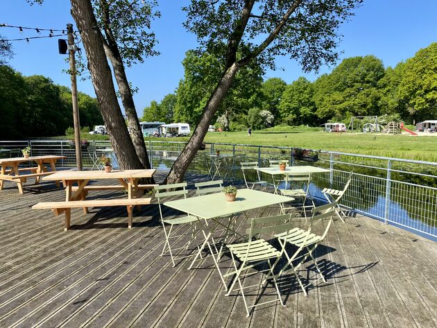 Vanuit het gezellige terras kijk je uit over het water