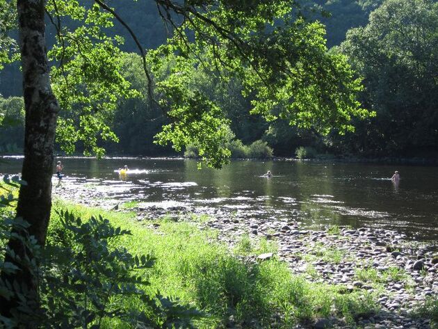 <em>Wie heeft er nog een zwembad nodig als je zo in de rivier kunt springen?<\/em>