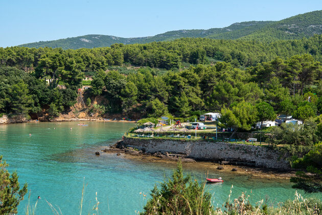 Langs de kust rondom Jelsa vind je verschillende leuke campings direct aan het water