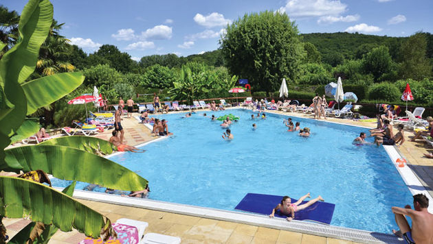 De ligging aan de rivier V\u00e9z\u00e8re is prachtig maar natuurlijk is er ook een fijn zwembad