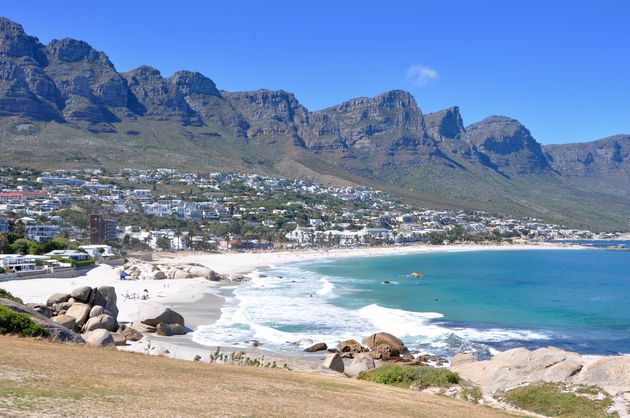 Camps Bay met daarachter de Twaalf Apostelen