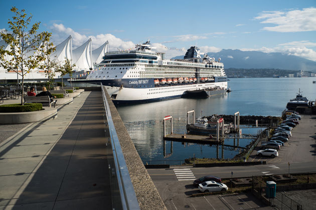 Cruise-schip bij Canada Place Pier