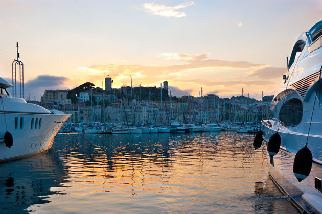 De haven van Cannes in Frankrijk bij zonsondergang