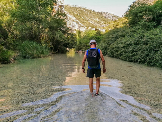 Canyoning is een sport waarbij je de stroom van de rivier door een kloof volgt