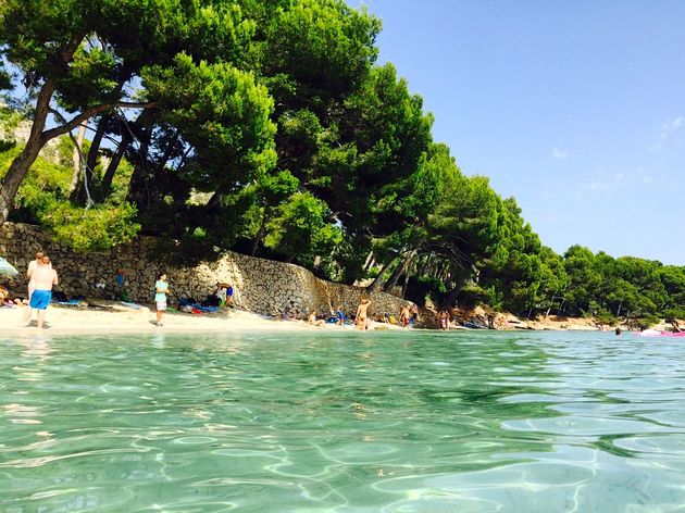 Het strand van Formentor is niet breed, maar het water kraakhelder!