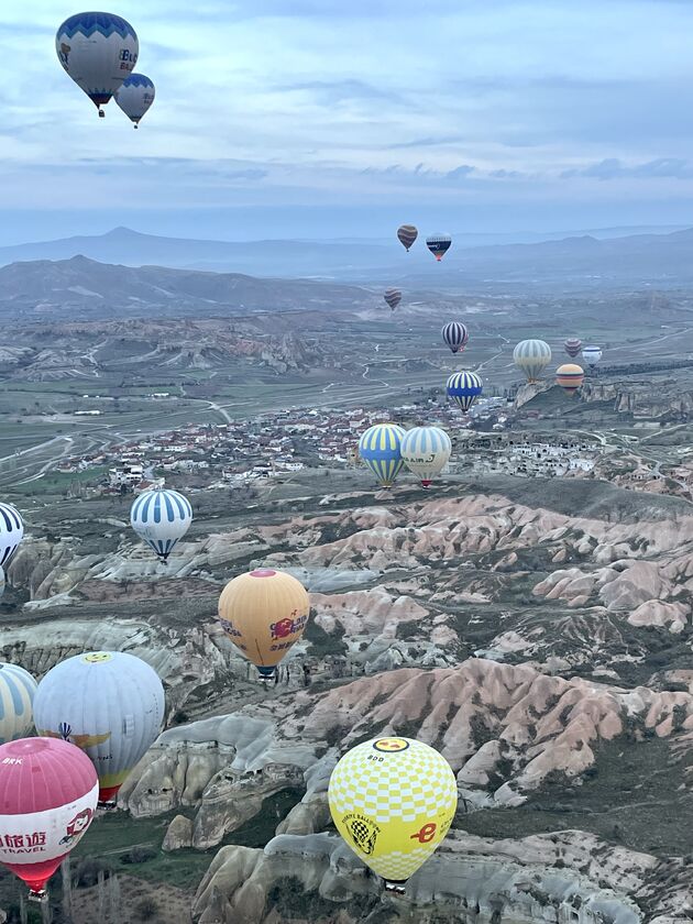 <em>Een ballonvaart maken in Cappadoci\u00eb tijdens zonsopkomst is een magische ervaring!<\/em>