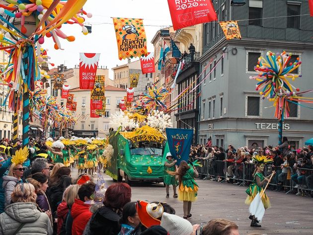 Carnavalsgroepen voeren hun act op bij verschillende podia langs het parcours.