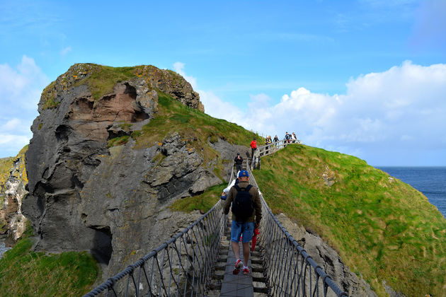 Een hoop mensen willen ook genieten van het uitzicht vanaf de Carrick-a-Rede Rope Bridge