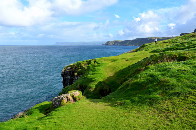 De schitterende groene kust van het eilandje Carrick-a-Rede