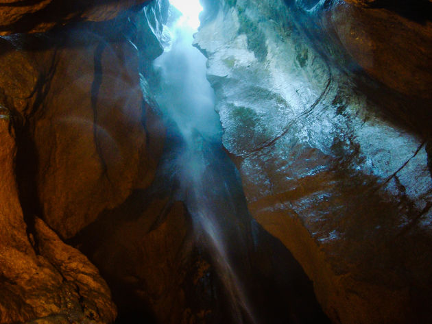 In de grot van Cascata Varone komt een waterval naar beneden