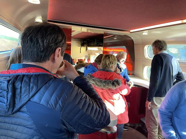 Broodjes en koffie: er is genoeg te koop aan boord van de Ski Thalys