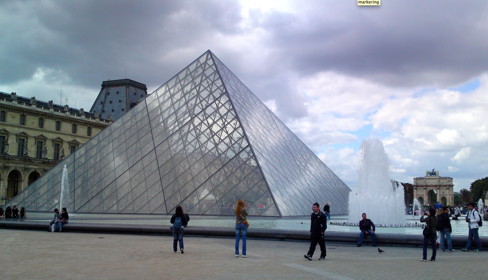 De beroemde piramide van het Louvre