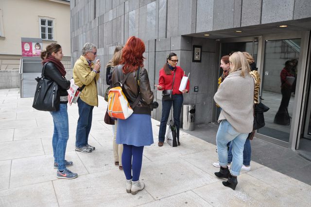 Lucie (met het rode jasje) kent de leukste winkels en boetieks in de hele stad