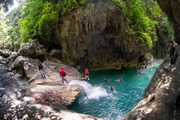 <em>Cebu heeft een mooi binnenland vol meertjes en watervallen.<\/em>