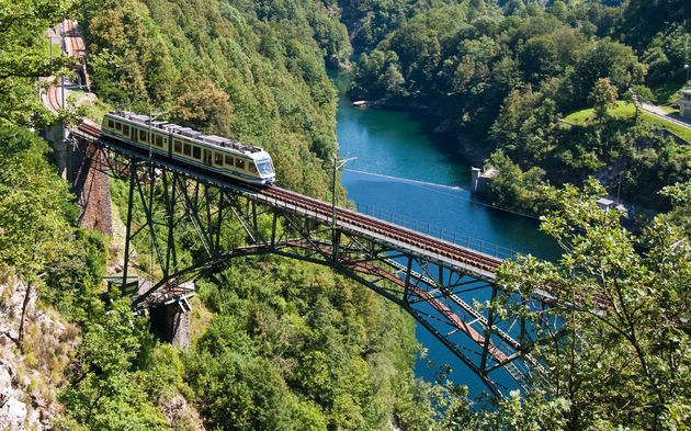 De Centovallibahn van Zwitserland naar Itali\u00eb. Photo credits: <a href=\