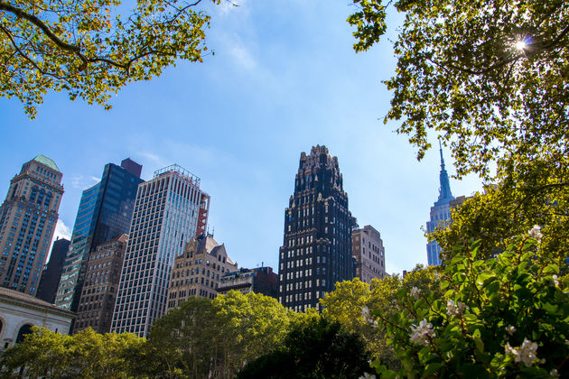 Tussen de bomen door heb je in Central Park mooi uitzicht op de hoge gebouwen van de stad