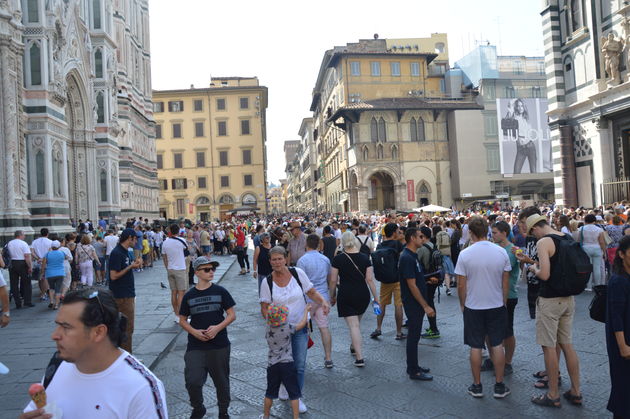 In het centrum van Florence, zeker in de buurt van de Duomo, zijn steeds meer toeristen te vinden.