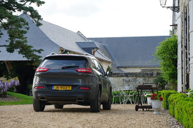 Onze luxe Jeep Cherokee past goed bij het Ch\u00e2teau de Mini\u00e8re
