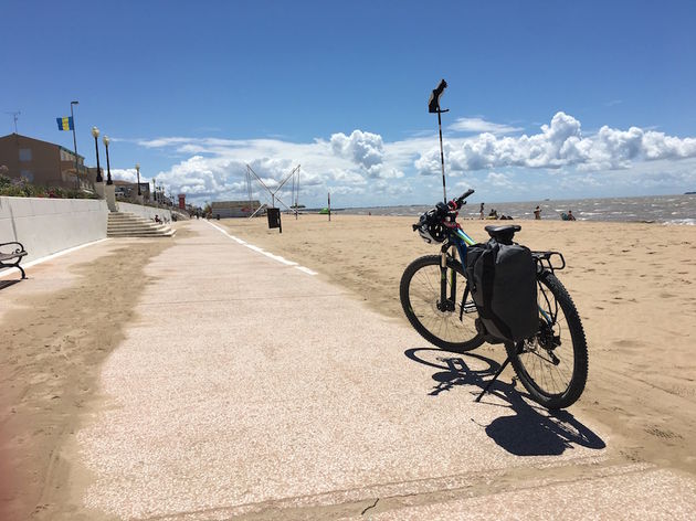 Bij Ch\u00e2telaillon-sur-Mer fiets je letterlijk op het strand