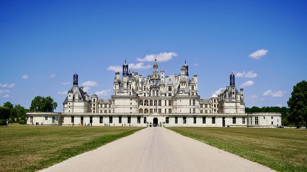 Aan de voorkant van Ch\u00e2teau de Chambord kun je goed zien hoe indrukwekkend dit kasteel is