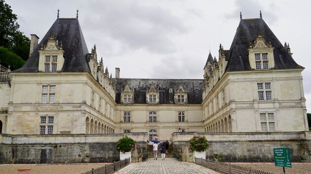 De ingang van Chateau de Villandry verraad nog niet wat er achter de muren te zien is