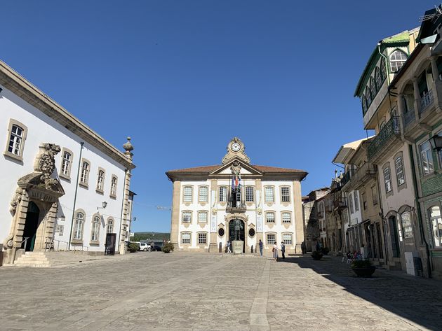 <em>Het prachtige centrale plein in Chaves, <\/em><em>Praca de Camoes<\/em>.