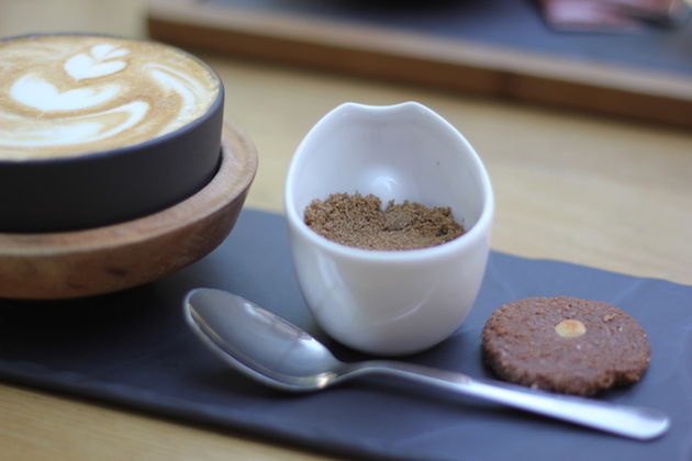 Bij je Breakfast Platter bij Chocolat krijg je ook heerlijke cappuccino.